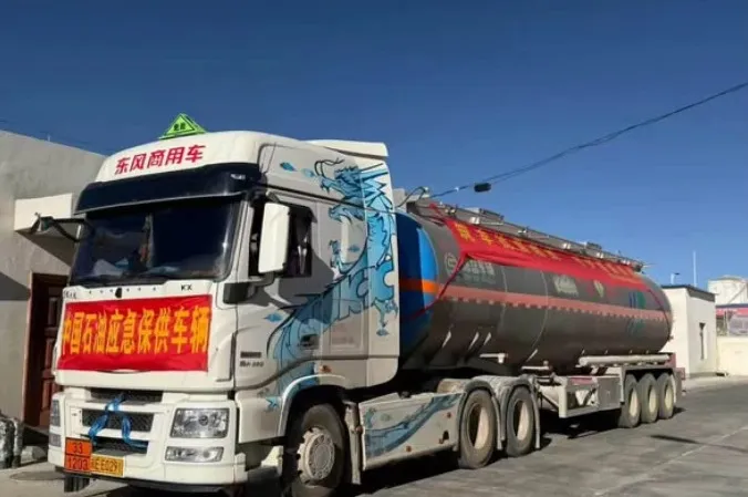 Camión cisterna de ayuda de emergencia estacionado en una calle de la región de Xizang