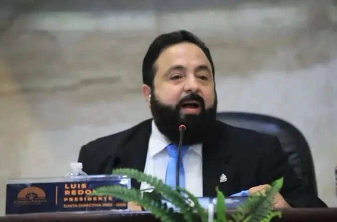 Luis Redondo habla desde la mesa directiva del Congreso Nacional